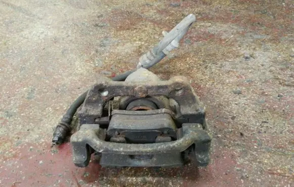 Honda CR-V Rear brake caliper