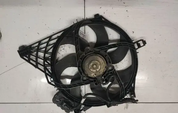 Nissan Primera Radiator cooling fan shroud 