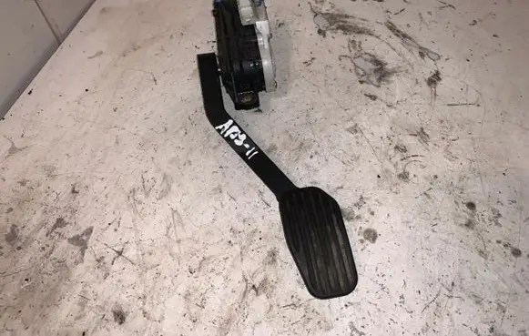 Volvo V70 Accelerator throttle pedal 30683517 A13911