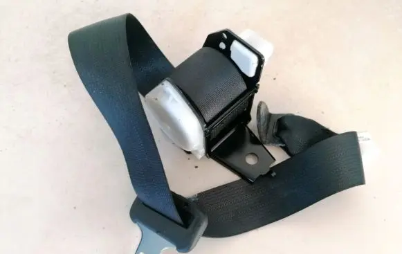 Mazda 3 II Rear seatbelt c7101910