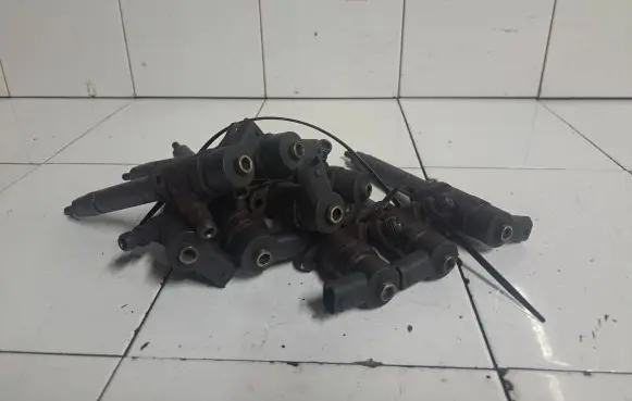 Volvo V70 Fuel injector 8658352