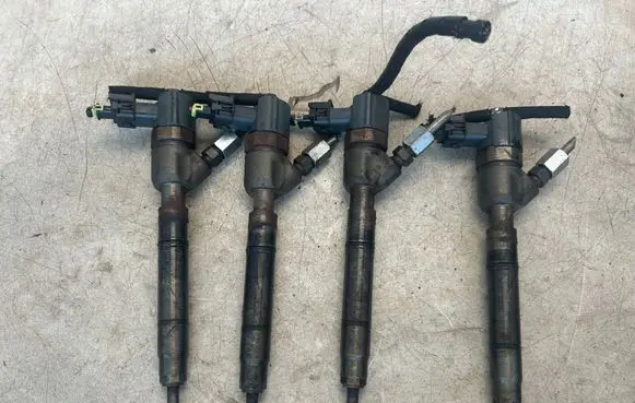 Hyundai i20 (PB PBT) Fuel injectors set 0445110320