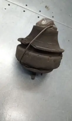 Volvo V70 Engine mounting bracket 8683936