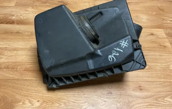 Opel Zafira B Air filter box 4613885936 55557127