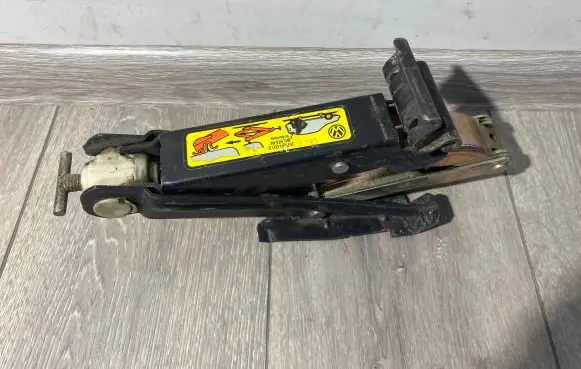 Volkswagen PASSAT B5 Lift Jack 357011031D