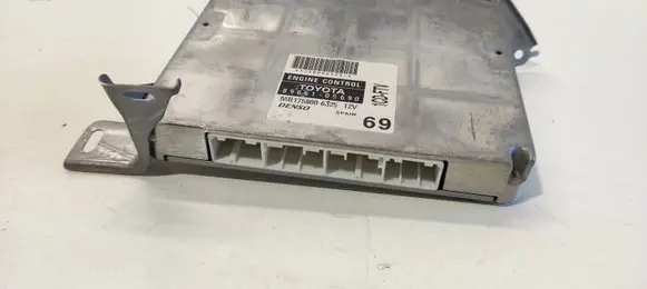 Toyota Avensis T250 Engine control unit/module 8966105690 MB1758006325