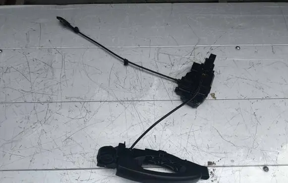 Opel Movano B Front door lock 805022622R