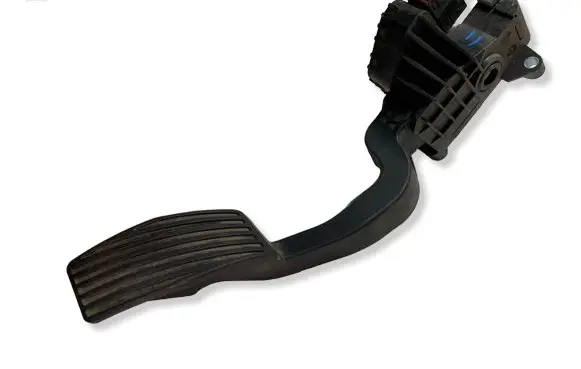 Opel Corsa D Accelerator throttle pedal 55702020