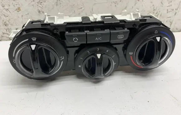 Peugeot 208 Climate control unit E1063071