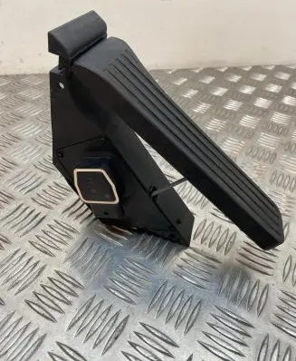 Mercedes-Benz GLK (X204) Accelerator throttle pedal A2043000304