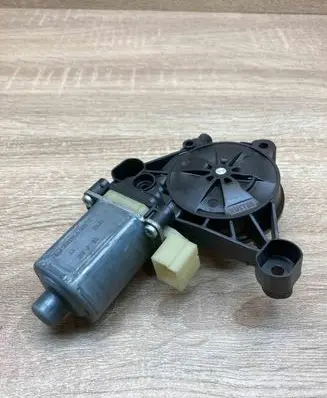 Seat Leon (5F) Front door window regulator motor 5Q0959801B