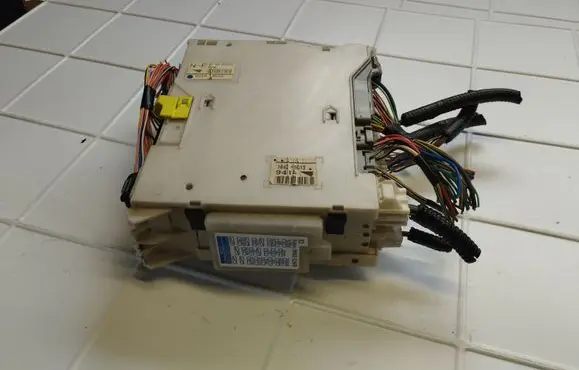 Lexus IS 220D-250-350 Fuse module 8273053021
