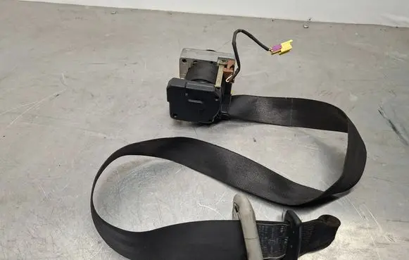 Volkswagen Golf IV Front seatbelt 1J3857705J