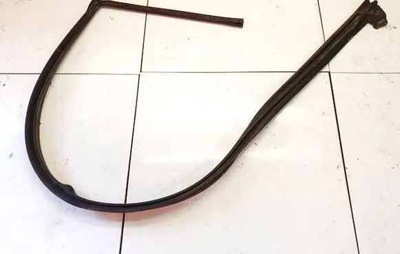 Jeep Grand Cherokee (WK) Rubber seal front coupe door 