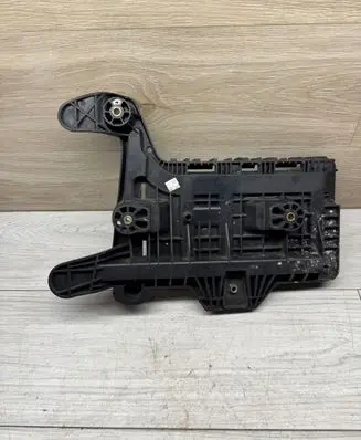 Volkswagen PASSAT B7 Battery tray 1K0915333