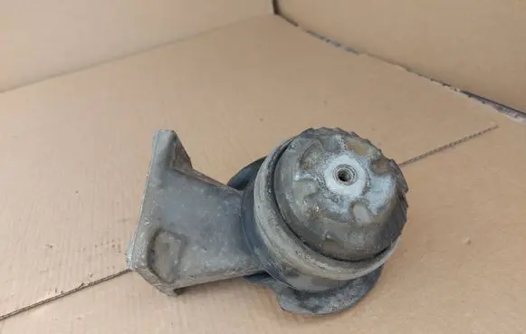 Mercedes-Benz CLK A208 C208 Engine mounting bracket 6042230004