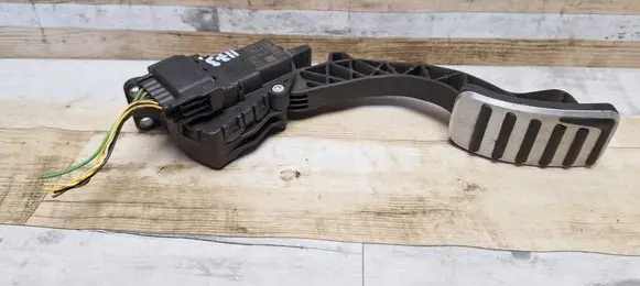 Accelerator throttle pedal