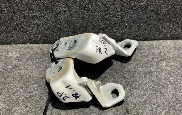 Ford Explorer VI Front door hinge set 