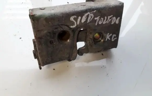 Seat Toledo I (1L) Rear door lock 1L0839015