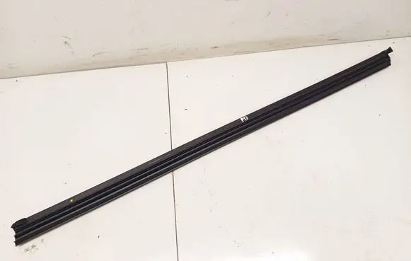 Hyundai Kona I Front door glass trim molding 