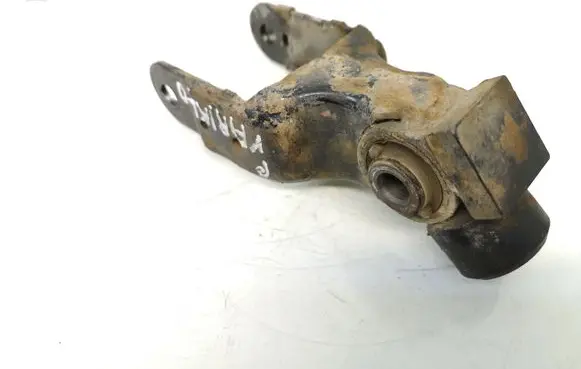 Peugeot 307 Engine mount bracket