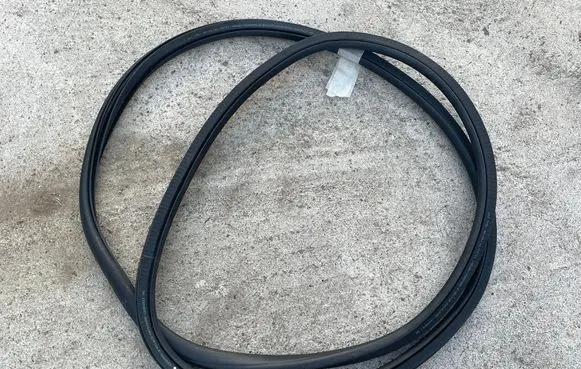 Opel Zafira C Front door rubber seal 13259937