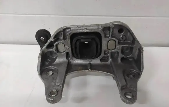 Nissan X-Trail T32 Engine mounting bracket 038170