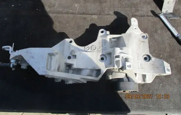 Volkswagen PASSAT B7 Generator/alternator bracket 03L903143K