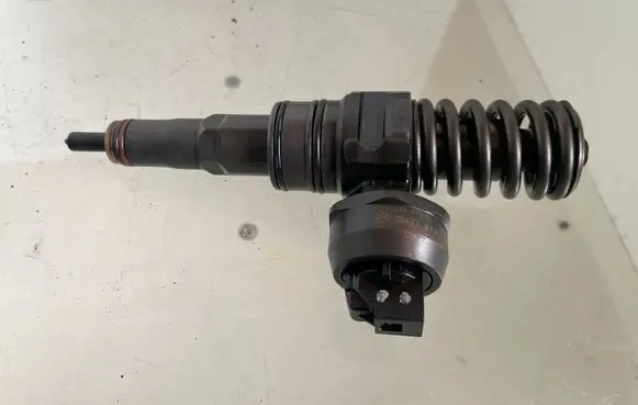 Volkswagen Golf Plus Fuel injector 038130073AG