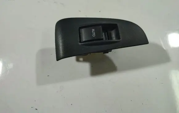 Toyota Avensis T250 Electric window control switch 
