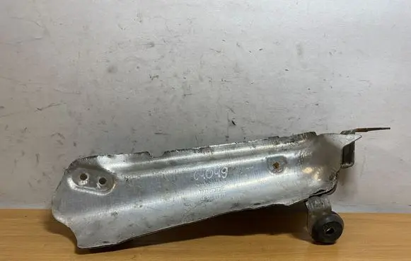 Mercedes-Benz E W211 Heat shield in engine bay A6420901141 C4049