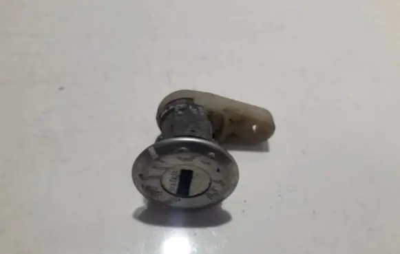 Renault Twingo I Front door lock (next to the handle) 