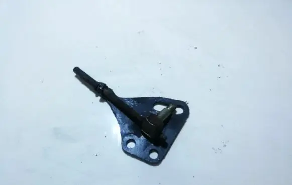 Nissan Almera N16 Engine mounting bracket