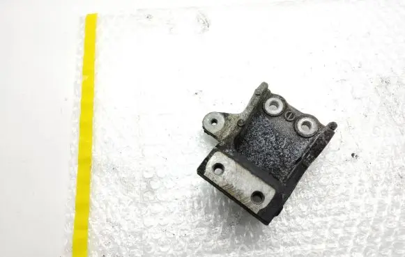 Toyota Land Cruiser (J150) Engine mounting bracket