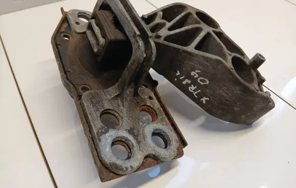 Nissan X-Trail T31 Engine mount bracket F6036100