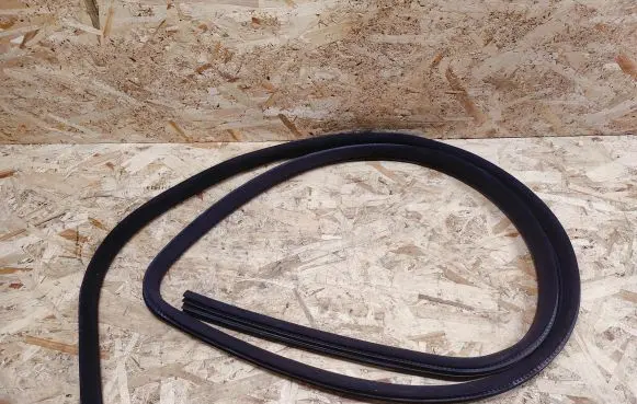 Maserati Quattroporte Front door rubber seal