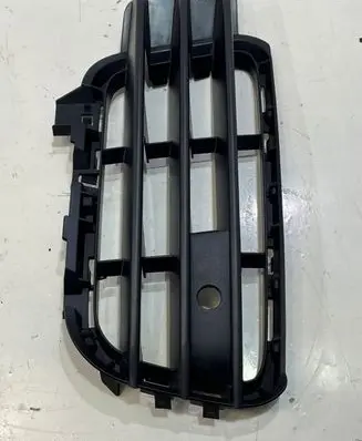 Volkswagen Touareg II Front bumper lower grill
