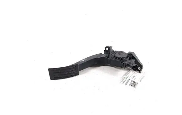 Accelerator throttle pedal