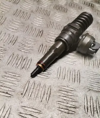Volkswagen PASSAT B6 Fuel injector 038130073BN