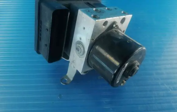 BMW 1 E81 E87 ABS Pump 6771487 6777158