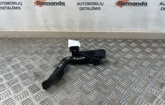 Accelerator throttle pedal