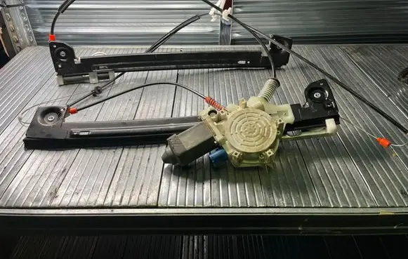 Mini One - Cooper R50 - 53 Front door window regulator with motor 9030189 6910375 011001161A