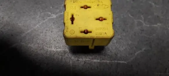 Ford Focus Fuel pump relay 95GG14K036