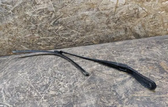 Volvo XC60 Front wiper blade arm 30753525