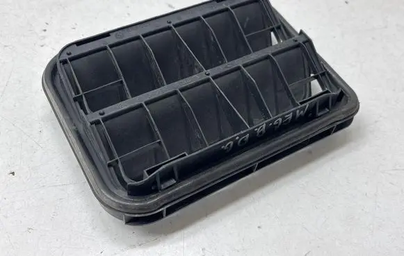 Renault Megane III Quarter panel pressure vent 7700838358