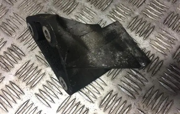 Nissan X-Trail T30 Engine mounting bracket