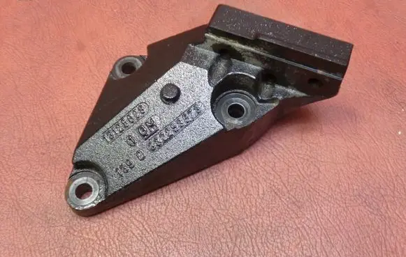 Opel Astra H Engine mounting bracket 13125628