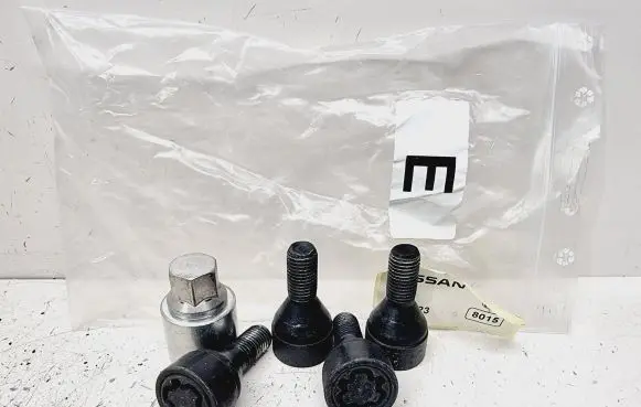 Nissan Qashqai J12 Anti-theft wheel nuts and lock 402226PA1A