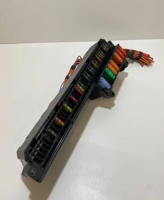 BMW 5 E60 E61 Fuse module 6957330