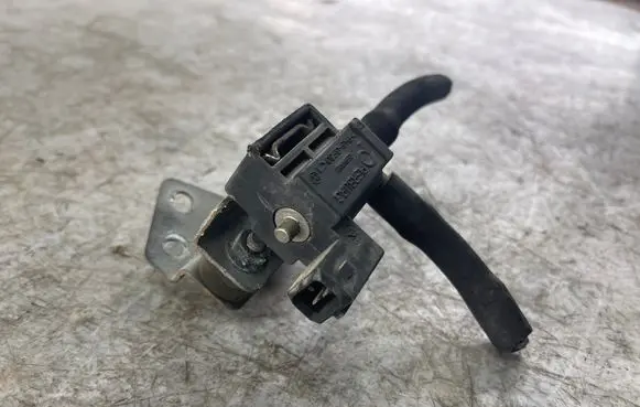 Volvo S80 Vacuum valve 9125243 72251701